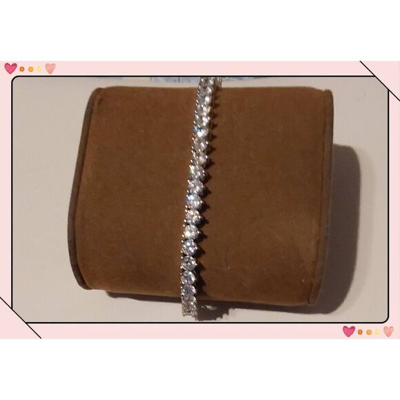 Gorgeous 10 Carat Genuine Diamond Simulant Round Cut Tennis Bracelet - Picture 3 of 6